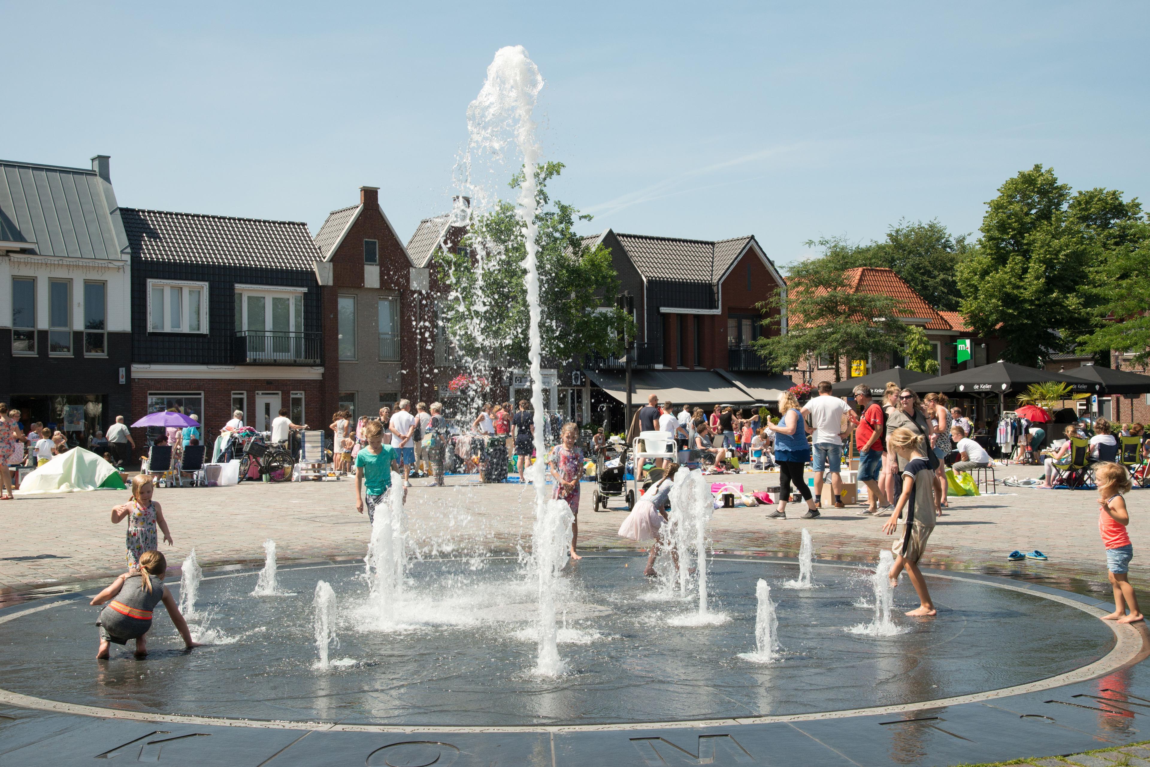 Marktplein Nunspeet met fontein en spelende kinderen