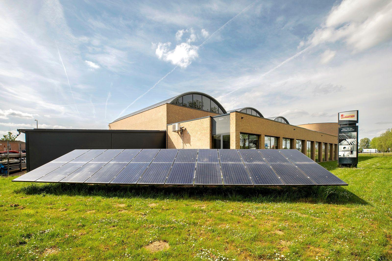zonnepanelen_in_gras_voor bedrijfspand